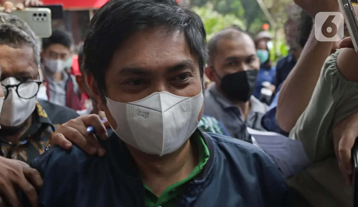 <p>Bupati Tanah Bumbu periode 2010-2015 dan 2016-2018 yang juga kader Partai Demokrasi Indonesia Perjuangan (PDI-P), Mardani H. Maming saat tiba di Gedung KPK, Jakarta, Kamis (28/7/2022). Sebelumnya, KPK menetapkan Mardani H Maming masuk dalam Daftar Pencarian Orang (DPO) terkait kasus dugaan suap dan gratifikasi izin usaha pertambangan di Kabupaten Tanah Bumbu, Kalimantan Selatan. (Liputan6.com/Helmi Fithriansyah)</p>