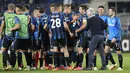 Para pemain Berjabat tangan usai usai pertandingan melawan Young Boys pada grup F Liga Champions di Stadion Gewiss di Bergamo, Italia, Kamis (30/9/2021). Hasil ini membuat Atalanta berada di puncak klasemen dengan empat poin. (AP Photo/Luca Bruno)