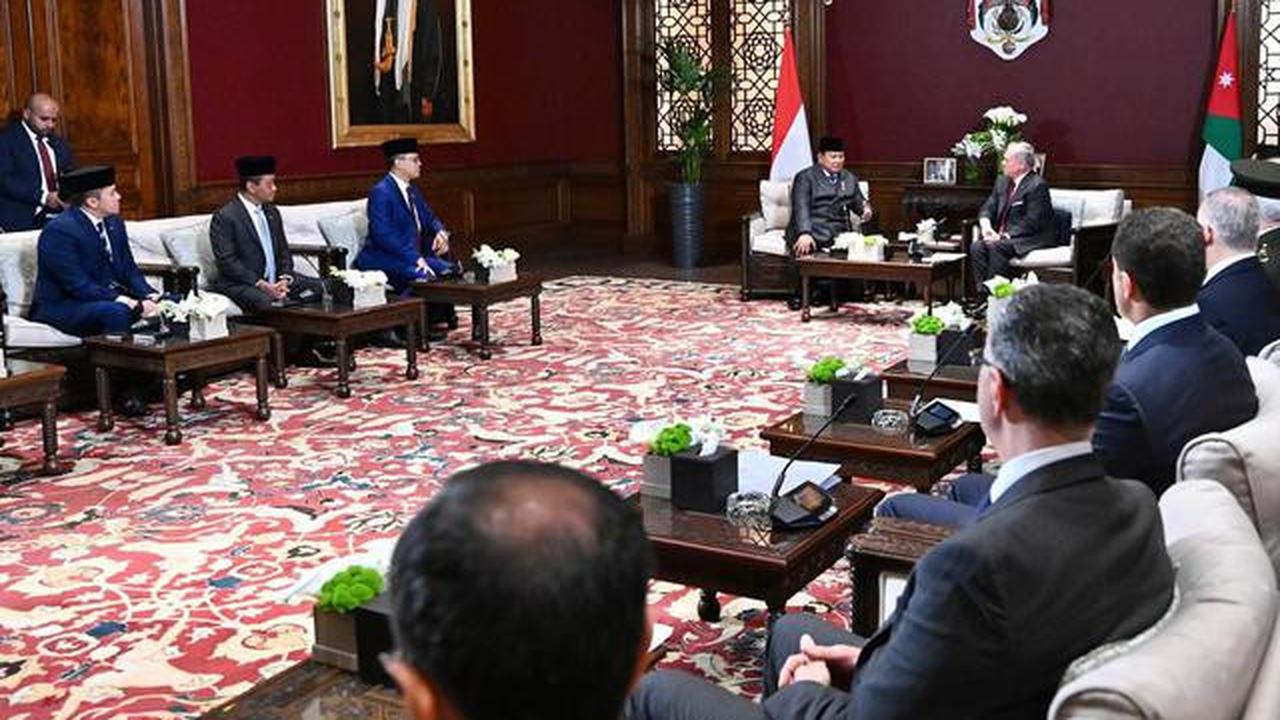 Seskab Teddy Beberkan Isi Pertemuan Prabowo dan Raja Abdullah II di Istana Basman Yordania