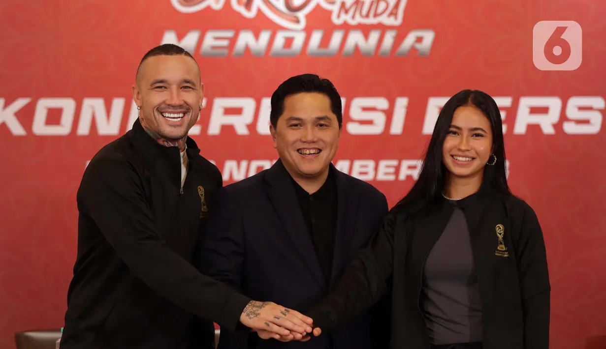 <p>Ketua Umum PSSI, Erick Thohir (tengah) bersama pesepakbola Belgia keturunan Indonesia, Radja Nainggolan (kiri) dan Sabreena Dressler usai menggelar pertemuan dengan pewarta di Jakarta, Rabu (8/11/2023). (Liputan6.com/Helmi Fithriansyah)</p>