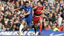 Pemain Chelsea, Pedro (kiri) berebut bola dengan pemain Watford Tom Cleverley saat pertandingan Liga Inggris di stadion Stamford Bridge di London (21/10). (AP/Matt Dunham)