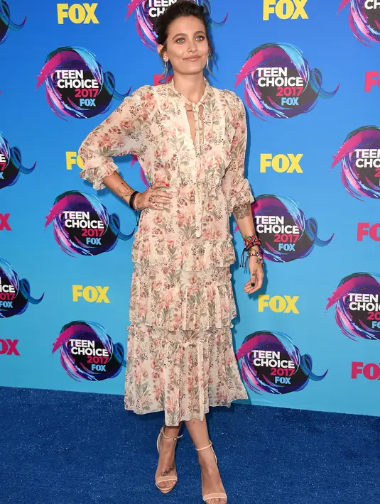 Putri Michael Jackson, Paris Jackson berpose untuk fotografer saat menghadiri Teen Choice Awards 2017 di Los Angeles, Minggu (13/8). Tak lagi tomboy, Paris terlihat anggun dalam balutan dress motif floral bernuansa peach. (Jordan Strauss/Invision/AP)