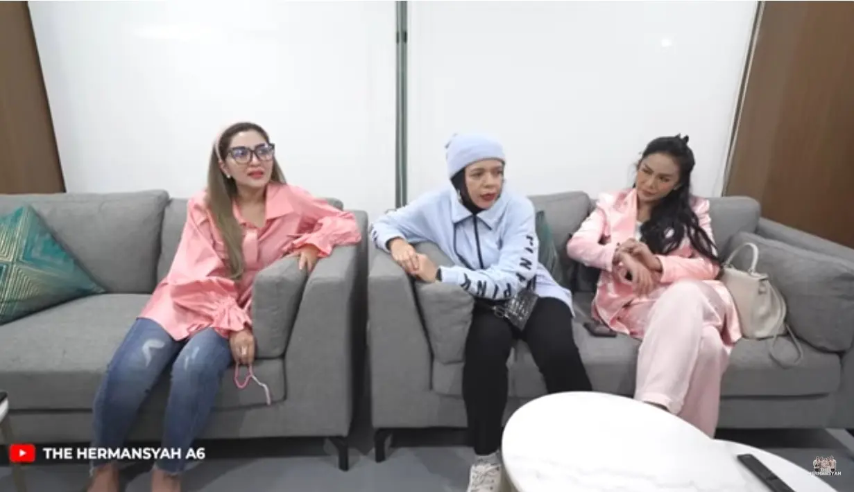 Aurel Hermansyah melahirkan anak kedua perempuan. Lahir Sabtu (11/11) pukul 5.30 WIB. Adik baby Ameena yang dipanggil baby A lahir dengan panjang 48 cm dan berat badan 3,3 kg. Tampak Ashanty memegang tasbih dzikir menunggu cucu.[Youtube/The Hermansyah A6]