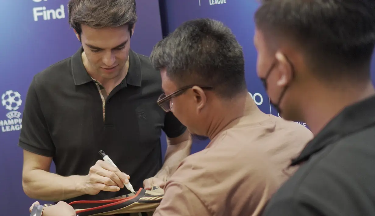 <p>Legenda timnas Brasil dan AC Milan, Kaka, menandatangani jersey milik seorang undangan makan malam spesial yang digelar pada Rabu (3/6/2023)&nbsp;malam hari WIB. (Bola.com/Okie Prabhowo)</p>