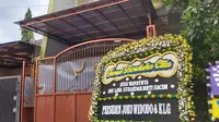 Tim Inafis dari Polrestabes Bandung melalukan olah tempat kejadian perkara (TKP) di kediaman mendiang mantan istri komedian Sule, Lina Zubaedah. (Liputan6.com/ Abramena)