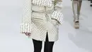 Kepiawaiannya didunia model, Gigi Hadid sangat menawan ketika ia menampilkan rancangan desainer papan atas di acara 'Chanel Fashion Show Paris'. (AFP/Bintang.com)