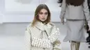 Kepiawaiannya didunia model, Gigi Hadid sangat menawan ketika ia menampilkan rancangan desainer papan atas di acara 'Chanel Fashion Show Paris'. (AFP/Bintang.com)