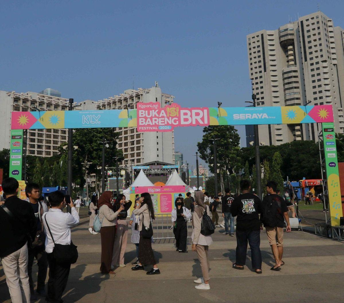 Sejumlah pengunjung mulai berdatangan dalam acara KapanLagi Buka Bareng BRI Festival 2024 di Plaza Timur Senayan, Jakarta, Sabtu (23/3/2024). Untuk menyemarakkan datangnya bulan suci Ramadan, Kapanlagi.com kembali menggelar KapanLagi Buka Bareng (KLBB) Fe