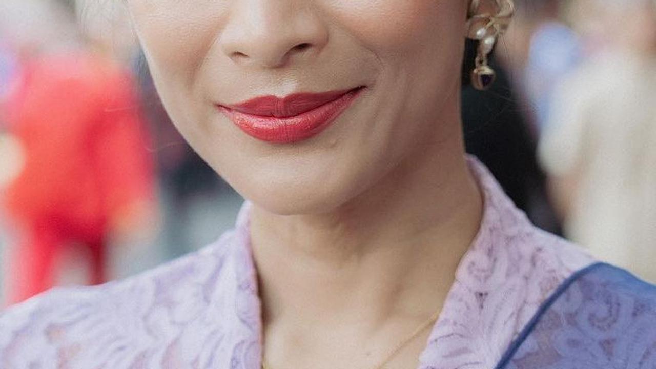 Happy Salma hadir sebagai tamu di Istana Merdeka dengan balutan busana kebaya berwarna ungu. Potongan kebaya encim dilengkapi selendang berwarna ungu ini membuat penampilan Happy Salma terlihat anggun.