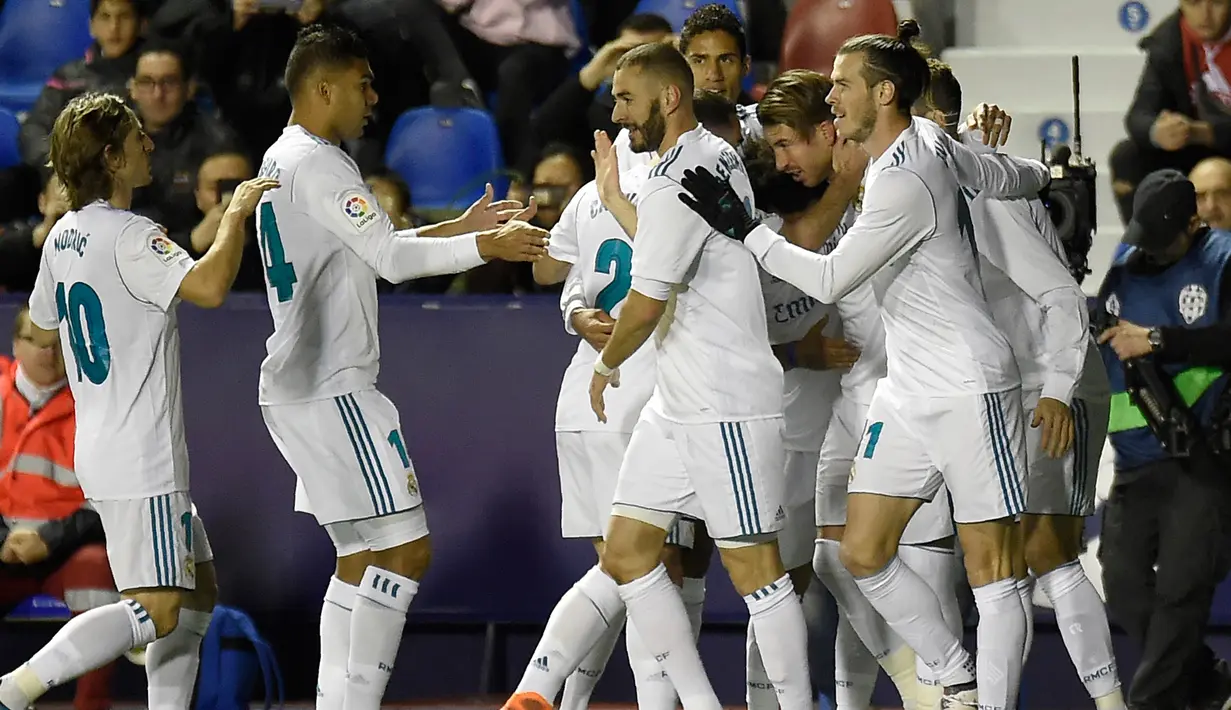 Pemain Real Madrid merayakan gol yang berhasil dicetak oleh Sergio Ramos saat melawan Levante dalam pertandingan Liga Spanyol melawan Levante  di stadion Ciutat de Valencia di Valencia (3/2). (AFP Photo/Jose Jordan)