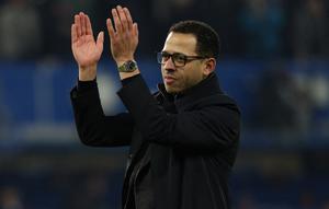 Pelatih kepala Chelsea asal Inggris, Liam Rosenior, memberikan tepuk tangan kepada para penggemar di lapangan setelah pertandingan Liga Inggris antara Chelsea dan West Ham United di Stamford Bridge, London, Minggu (1-2-2026) dini hari WIB. Chelsea memenangkan pertandingan dengan skor 3-2. (Adrian DENNIS/AFP)