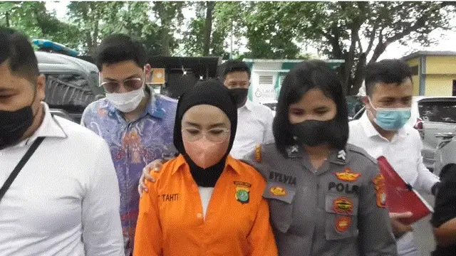 Medina Zein kenakan baju tahanan dan tangan diborgol
