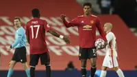 Striker Manchester United (MU) Marcus Rashford dan rekannya, Fred, merayakan golnya ke gawang RB Leipzig pada penyisihan Grup H Liga Champions di Old Trafford, Kamis (29/10/2020) dini hari WIB. (AP Foto / Dave Thompson)