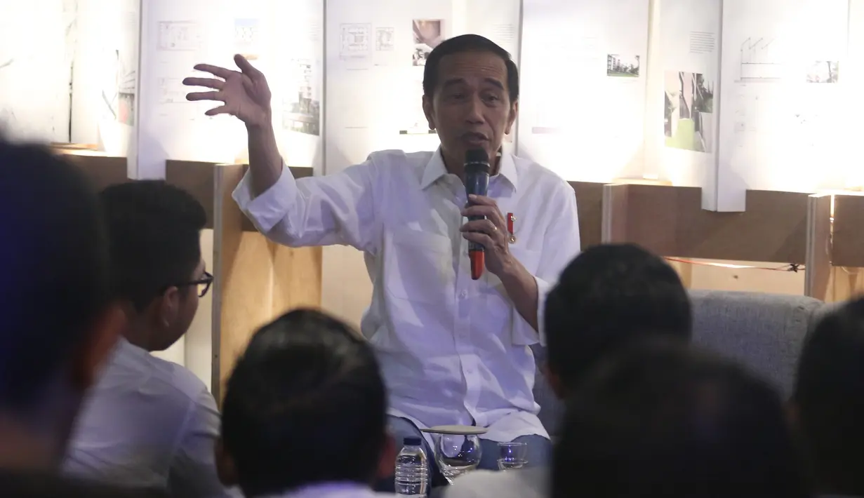 Calon Presiden Nomor Urut 01 Joko Widodo (Jokowi) berdiskusi dengan masyarakat kreatif Bandung di Simpul Space, Bandung, Jawa Barat, Sabtu (10/11). Selain berdialog, Jokowi juga meninjau produk kreatif yang dipajang di ruangan. (Liputan6.com/Angga Yuniar)