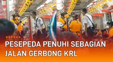 Aksi bapak-bapak pesepeda penuhi sebagian jalan gerbong KRL mengundang perhatian.