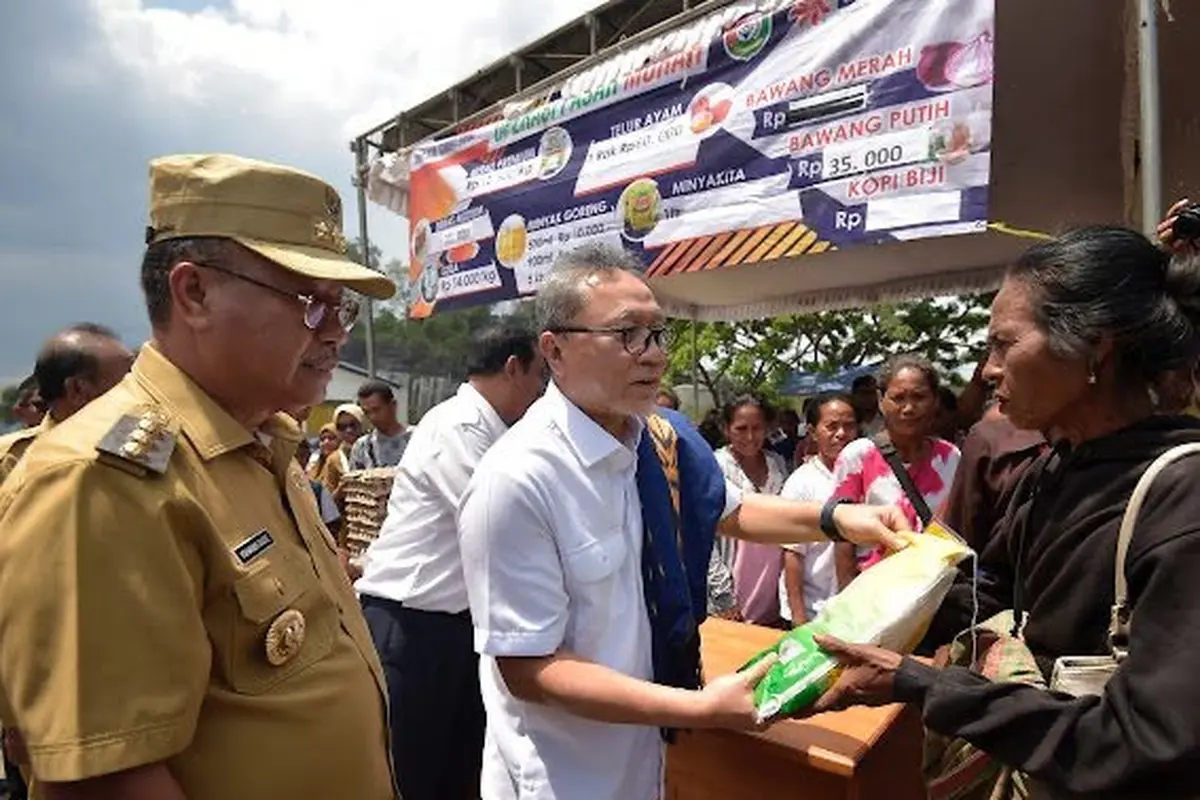 Menteri Perdagangan (Mendag) Zulkifli Hasan membagikan beras sebanyak 2 ton ke masyarakat Sumba Barat Daya dan 2 ton ke Sumba Barat.