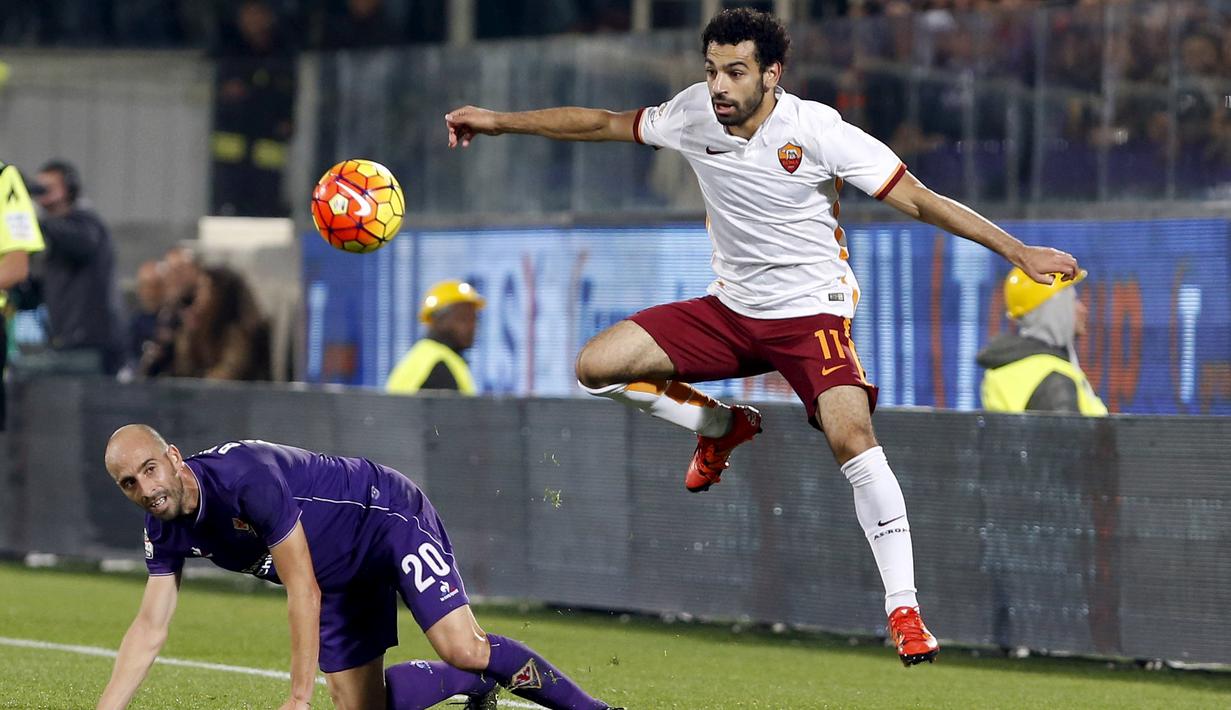 Pemain AS Roma, Mohamed Salah (kanan) berebut bola dengan pemain Fiorentina, Borja Valero dalam lanjutan Serie A Italia di Stadion Artemio Franchi, Florence, Senin (26/10/2015) dini hari WIB. (Reuters/Giampiero Sposito)
