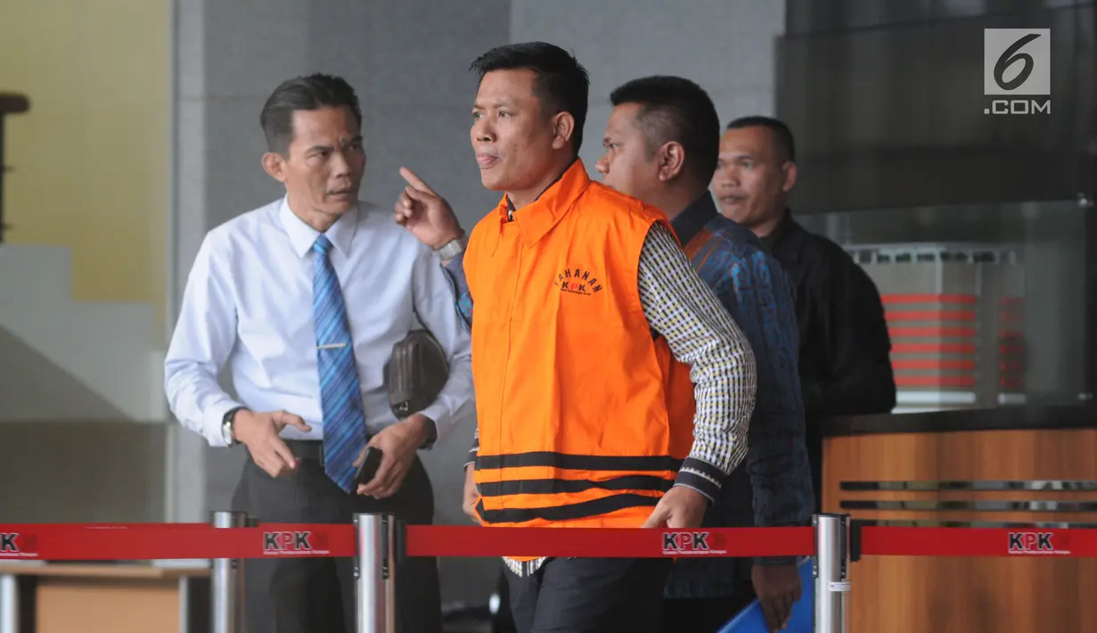 Mantan anggota DPRD Sumut Muslim Simbolon usai menjalani pemeriksaan di Gedung KPK, Jakarta, Senin (9/7). Muslim Simbolon merupakan mantan anggota DPRD dari PAN. (Merdeka.com/Dwi Narwoko)