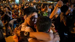 Sejumlah aktivis saling berpelukan setelah mendengar pemerintah Indonesia menunda pelaksanaan eksekusi hukuman mati terhadap Mary Jane, di depan Kedutaan Indonesia di Filipina, Rabu (29/4/2015). (REUTERS/Ezra Acayan)