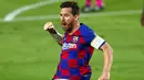 Striker Barcelona, Lionel Messi, melakukan selebrasi usai membobol gawang Napoli pada laga Liga Champions di Stadion Camp Nou, Sabtu (8/8/2020). Barcelona menang 3-1 atas Napoli. (AP/Joan Monfort)