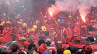 Buruh menyalakan flare saat aksi Hari Buruh di Jalan Medan Merdeka, Jakarta, Senin (5/1). Minta diperbolehkan mendekat ke Istana Negara, buruh menyalakan kembang api dan flare. (Liputan6.com/Yoppy Renato)