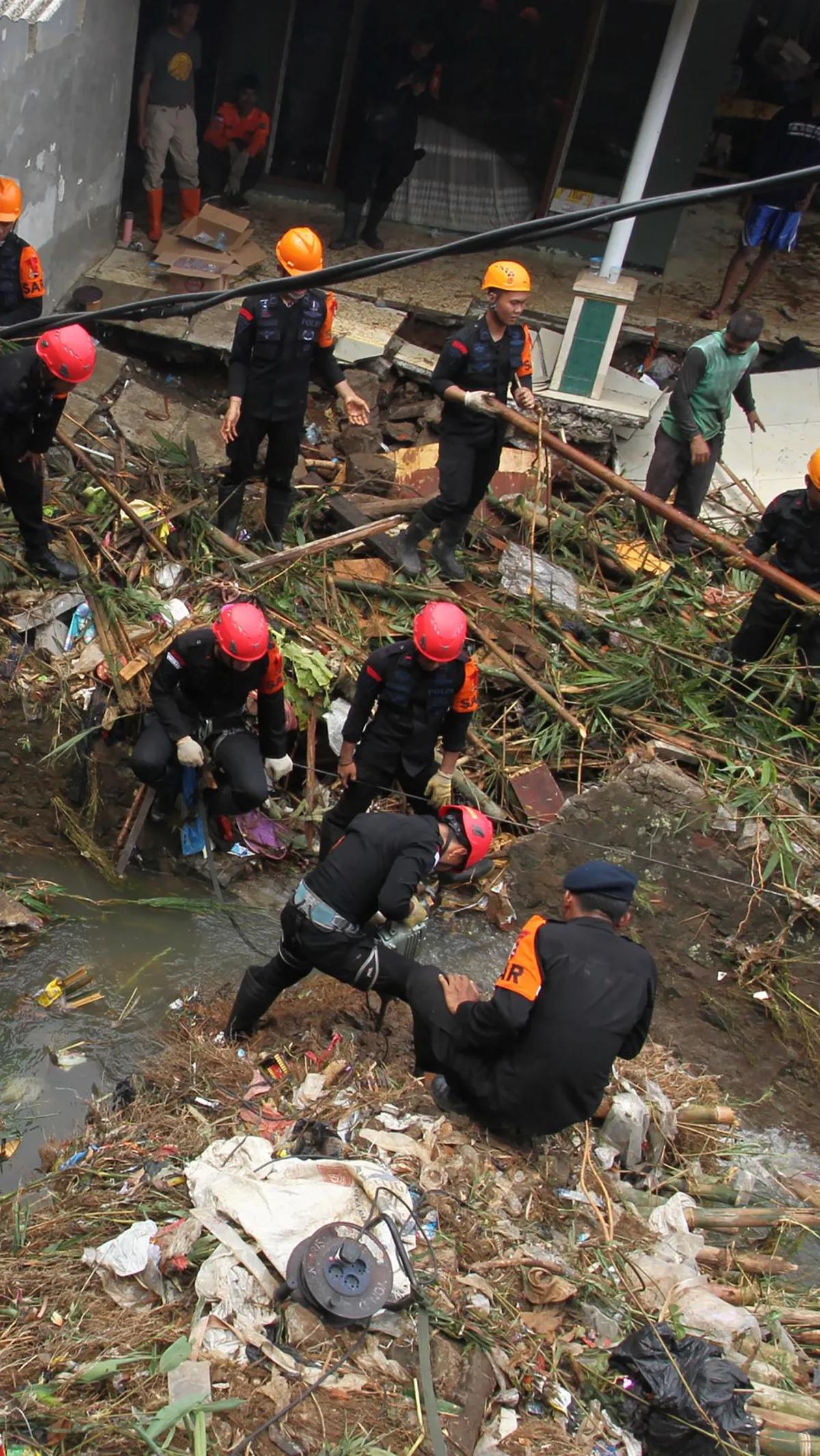 Hujan deras yang melanda Kota Bogor tadi malam, menyebabkan banjir dan tanah longsor di beberapa lokasi.