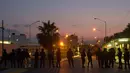  Petugas kepolisian anti huru-hara berjaga-jaga setelah terjadinya bentrokan di penjara Cadereyta di Monterrey, Meksiko, (27/3). Dikabarkan akibat kerusuhan ini setidaknya 45 orang terluka antaranya penjaga dan tahanan. (AFP Photo / Julio Cesar Aguilar)