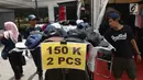Berbagai macam topi mendapat diskon di ajang Jakcloth Summerfest 2018 di Senayan, Jakarta, Kamis (12/4). Jakcloth Summerfest 2018 saat ini sudah memasuki tahun ke sembilan. (Liputan6.com/Angga Yuniar)