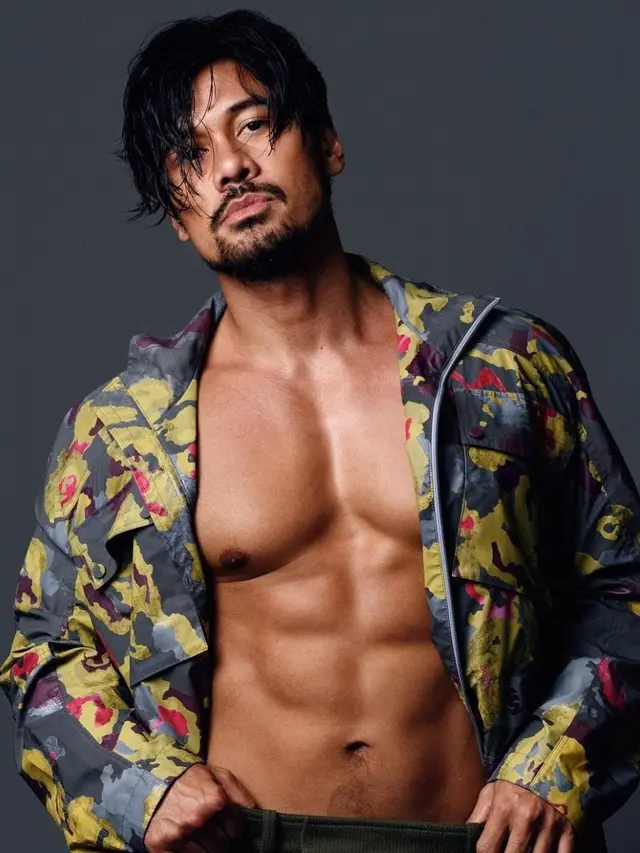 Potret Chicco Jerikho yang Pancarkan Aura Hot Daddy