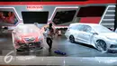 Pekerja membersihkan salah satu booth produsen mobil peserta pameran Indonesia Internasional Motor Show 2015 di JIExpo Kemayoran, Jakarta, Selasa (18/8/2015). Sekitar 50-an brand mobil ternama akan ramaikan IIMS 2015. (Liputan6.com/Helmi Fithriansyah)