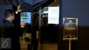 Petugas dari mall Grand Indonesia membuka klinik Chiropractic First yang disegel oleh Satpol PP, Jakarta, Rabu (13/1). Sebanyak sembilan klinik Chiropractic First di sejumlah mall di Jakarta disegel karena tidak memiliki izin (Liputan6.com/Faizal Fanani)