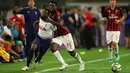 Gelandang AC Milan Franck Kessie berusaha menghalau laju pemain Tottenham Hotspur Georges-Kevin Nkoudou saat bertanding pada International Champions Cup di Minneapolis (31/7). Tottenham menang 1-0 atas Milan berkat gol Nkoudou. (AP Photo/Jeff Wheeler)