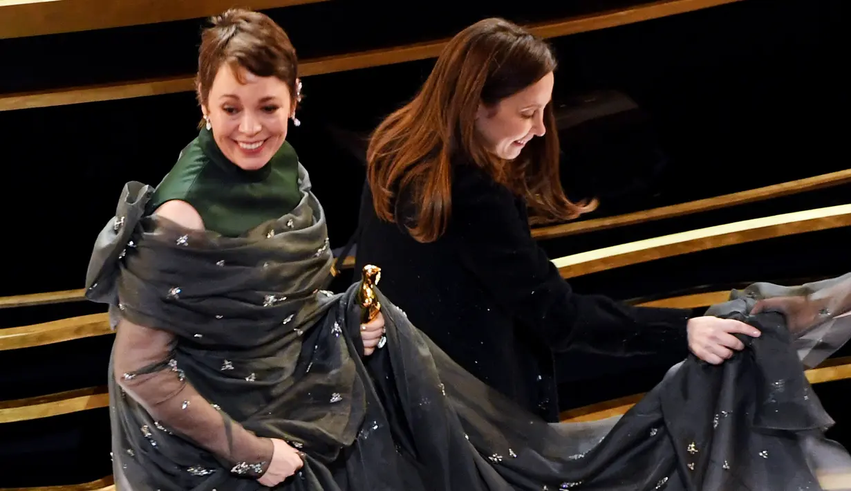 Olivia Colman setelah menerima penghargaan di panggung perhelatan Oscar 2019 di Dolby Theatre, Los Angeles, Minggu (24/2). Olivia Colman meraih piala Oscar 2019 sebagai Aktris Pemeran Utama Terbaik di film The Favourite. (Kevin Winter/Getty Images/AFP)