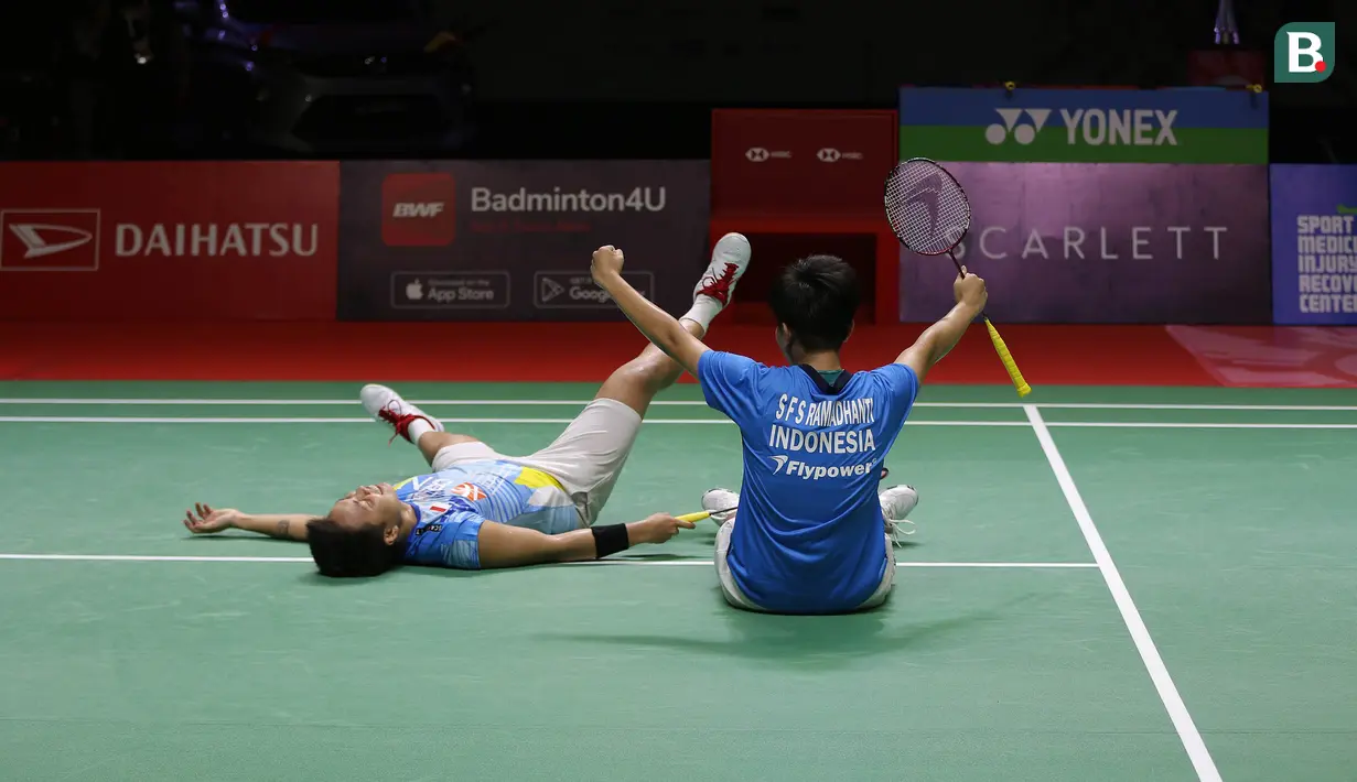 Usai interval, Apriyani/Siti Fadia bermain lebih kompak dari pasangan Malaysia dan terus melaju hingga menyudahi game ketiga dengan 21-14. (Bola.com/Ikhwan Yanuar)