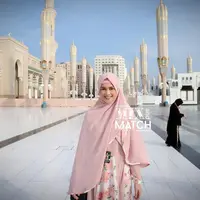 Throwback penampilan santun pesinetron ini saat beribadah umroh di Mekkah. (Sumber foto: cut_meyriska26/instagram)