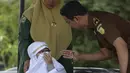 Tjia Nyuk Hwa siap untuk dihukum cambuk di luar Masjid Babussalam, Banda Aceh, Aceh, Indonesia, Selasa (27/2). Hukum cambuk merupakan peraturan daerah yang diberlakukan kepada umat Islam, namun umat non-Muslim bisa memilih, (AFP FOTO/CHAIDEER MAHYUDDIN)