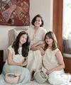 Dengan paduan warna sage dan cream, kami bisa mendapatkan kesan look yang begitu manis seperti keluarga Maudy Ayunda. [Foto: Instagram/ Maudy Ayunda]