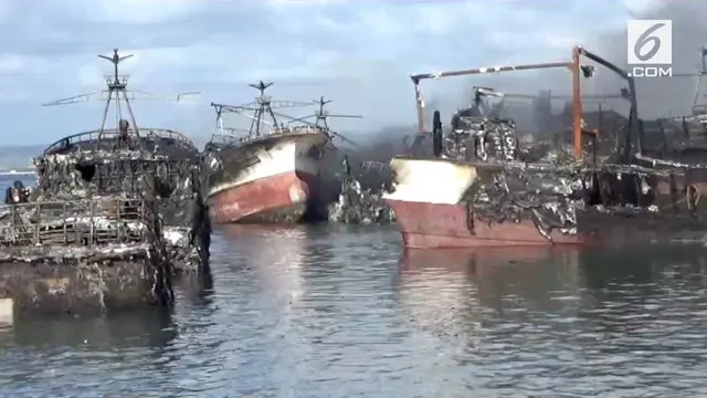 Sekitar 40 unit kapal pencari ikan terbakar hebat di Pelabuhan Benoa, Denpasar Selatan. Sudah 28 jam kebakaran kapal, api belum bisa dipadamkan.