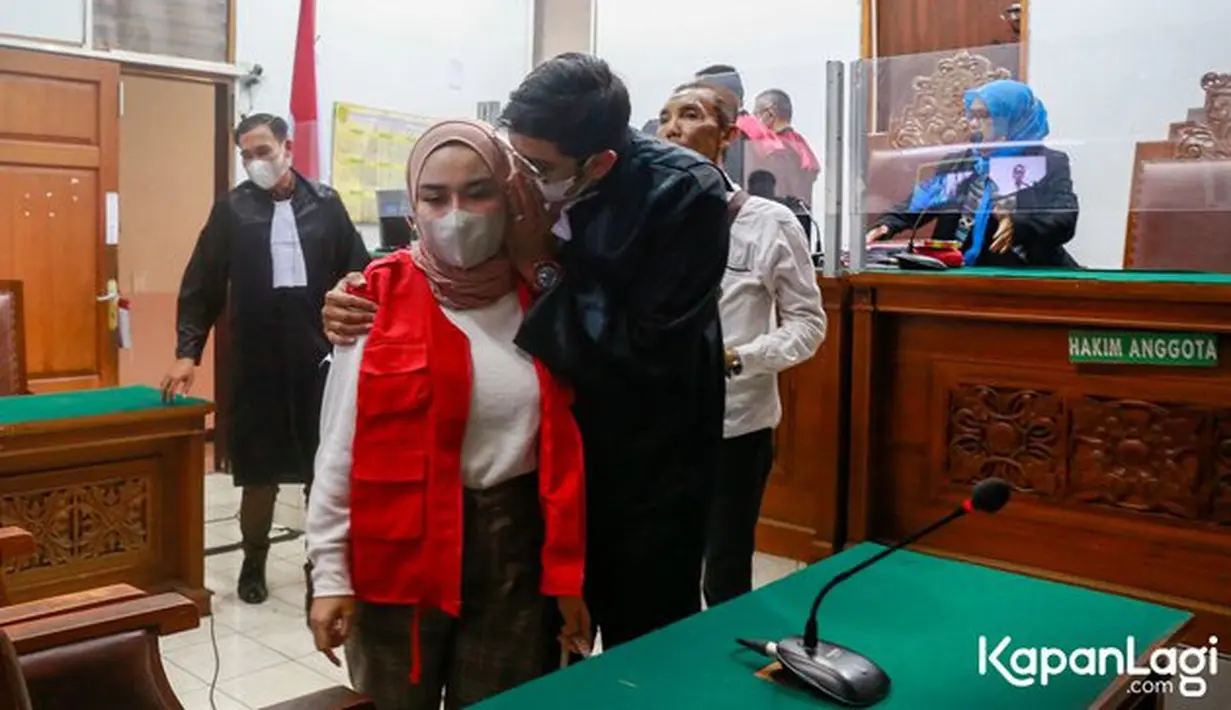 Dengan putusan tersebut, pihak Medina Zein dan jaksa memilih opsi ketiga, yakni pikir-pikir dengan putusan yang dikeluarkan hakim dalam waktu 7 hari ke depan. (Kapanlagi.com/Muhammad Akrom Sukarya)