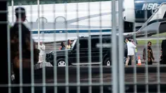Dua putri Presiden ke-44 AS Barack Obama, Malia dan Sasha tiba di Bandara Halim Perdana Kusuma, Jakarta, Jumat (30/6). Obama dan rombongan menggunakan pesawat Western Air Charter INC DBA Jet Edge Gulfstream G-V N50J. (Liputan6.com/Gempur M Surya)