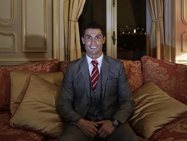 Bintang Real Madrid, Cristiano Ronaldo, menjadi olahragawan terkaya dunia versi majalah ekonomi Forbes yang diriset hingga Rabu, 1 Juni 2016. (AFP/Patricia De Melo Moreira)