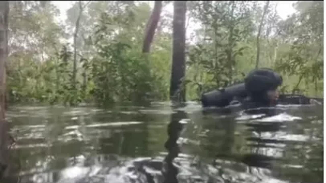Penuh rintangan dan bahaya, mereka harus menyusuri sungai yang dalam hingga hutan rimba. Seperti para prajurit ini, mereka harus berjalan di sungai lengkap dengan senjatanya.