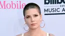 Penyanyi Hasley ketika menghadiri ajang penghargaan musik bergengsi Billboard Music Awards 2017 di Las vegas, Minggu (21/5). Halsey menggunakan bra sutra dari Sergio Hudson dan high-waisted skirt rancangan Juun J. (Photo by Richard Shotwell/Invision/AP)