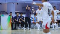 Pelatih Timnas Futsal Indonesia, Hector Souto memberikan instruksi saat timnya berhadapan dengan Malaysia di Piala AFF Futsal 2026 yang bertempat di Nonthaburi Sports Complex Gymnasium, Thailand, Selasa (7/4/2026). (Dok. FFI)