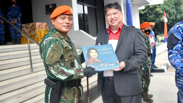 Harry Kiss saat menerima penghargaan dari TNI Angkatan Udara (ist)