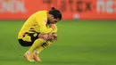 Gelandang Borussia Dortmund, Emre Can tertunduk kecewa usai dikalahkan Borussia Moenchengladbach 2-4 dalam laga lanjutan Liga Jerman 2020/21 pekan ke-18 di Borussia Park, Jumat (22/1/2021). (AFP/Wolfgang Rattay/Pool)
