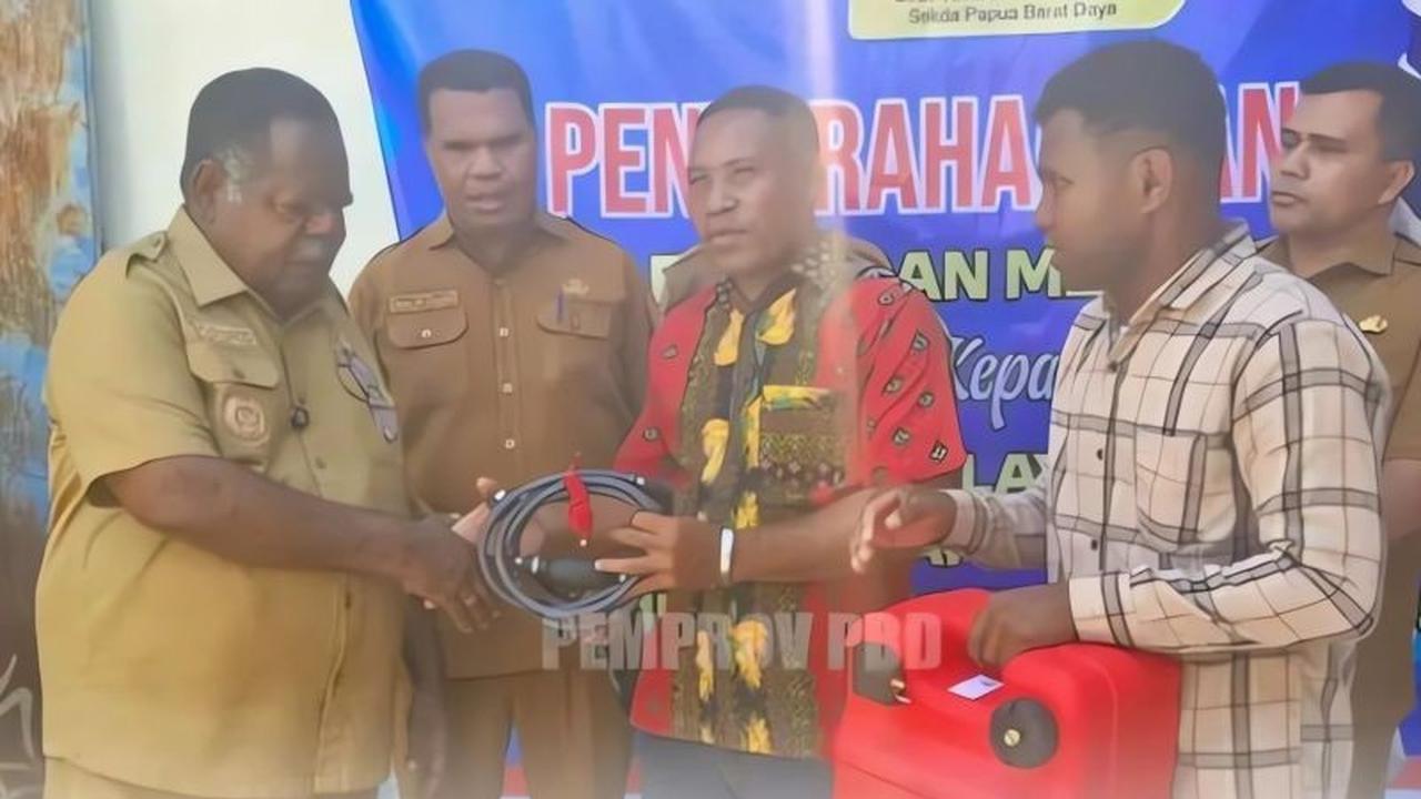 Gubernur PBD Serahkan Bantuan Nelayan Papua Barat Daya, Dorong Ekonomi Pesisir