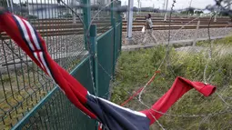 Sebuah jaket milik imigran tersangkut di pagar berduri di Coquelles dekat Calais di Prancis, 29 Juli 2015. Ribuan imigran tersebut mencoba memasuki Terowongan Channel menuju Inggris melalui Prancis. (REUTERS/Pascal Rossignol)