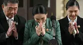 Perdana Menteri Thailand Paetongtarn Shinawatra (tengah) dan Wakil Perdana Menteri Thailand Phumtham Wechayachai (kiri) memberi isyarat saat memberikan keterangan kepada wartawan setelah penangguhannya oleh Mahkamah Konstitusi di Government House, Bangkok pada 1 Juli 2025. (Lillian SUWANRUMPHA/AFP)