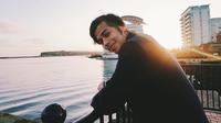 Potret anak Dewi Yull, Surya Sahetapy, jadi lulusan terbaik. (Sumber: Instagram/@suryasahetapy)